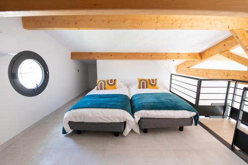 Ліжко або ліжка в номері Maison Réglisse du MAS LOU CAPY