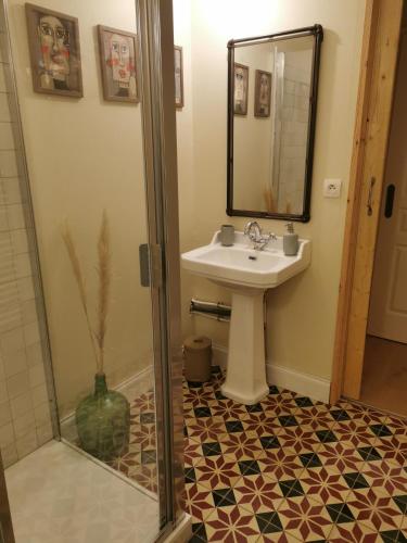 a bathroom with a sink and a mirror at GÎTE AZKENDANTZA 2a6 PERS AVEC CARAVANE INSOLITE in Ascain