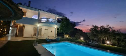 Zdjęcie z galerii obiektu HEAVENLY VIEWS-2- Elegant Ground floor Apartment with pool Close to the Beach!! w mieście Oropos