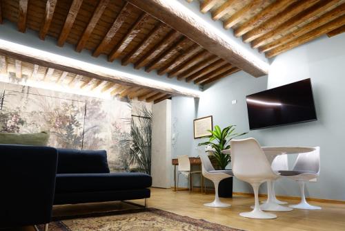 sala de estar con sofá y mesa en La dimora Blu, en Parma