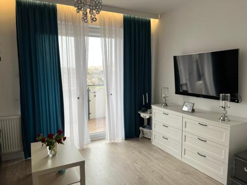 Televízia a/alebo spoločenská miestnosť v ubytovaní Apartament Zielone Tarasy