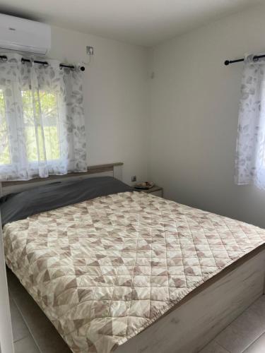 Posteľ alebo postele v izbe v ubytovaní M & F HOUSE (παραλία Μαρκοπούλου Ωρωπού)