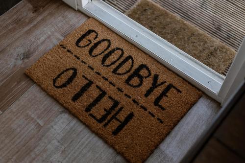a welcome mat on a door with the word welcomelli at De la Rue Pipowagens in Sleeuwijk
