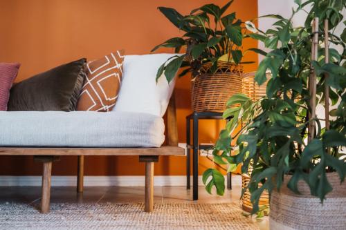 Foto dalla galleria di Kodu Lodge - spacious 2 storey coastal home with balcony, sea view, garden & BBQ a Santo Isidoro