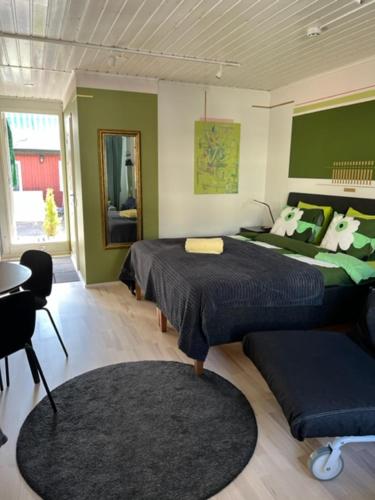 a bedroom with two beds and a table and a table sidx sidx sidx at Hotelli Kaivo in Naantali