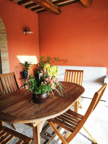 a wooden table with a potted plant on it at La Casa dei Tigli in Cannara