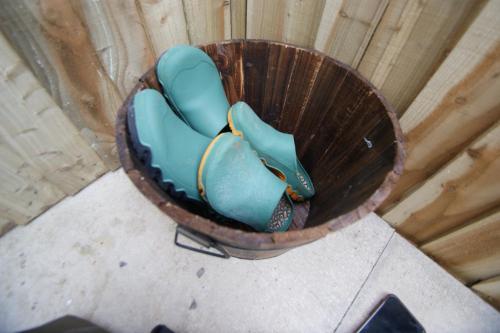 a wooden bucket with blue chairs in it at Bank View next to the Fleece Countryside Inn in Barkisland