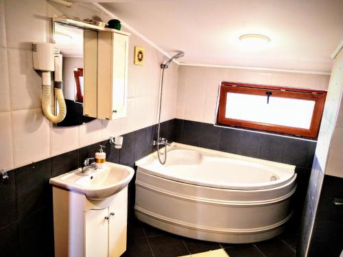 Vonios kambarys apgyvendinimo įstaigoje All inclusive luxury villa with sea view