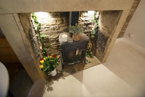 an overhead view of a fireplace in a room with flowers at Bank View next to the Fleece Countryside Inn in Barkisland