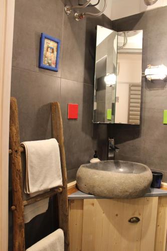 une salle de bains avec un lavabo et un miroir dans l'établissement L'ango-letto industriale del Quadrilatero Romano, à Turin