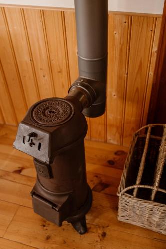 a black pipe sitting on top of a wooden floor at De la Rue Pipowagens in Sleeuwijk