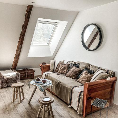 un salon avec un canapé et un miroir dans l'établissement LA MAISON DU PORT, à Plérin