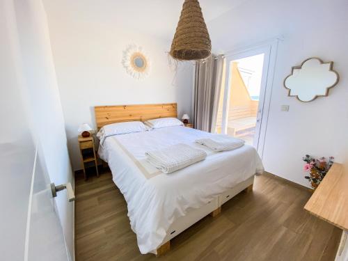 1 dormitorio con 1 cama grande con sábanas blancas en Tarifa Cozy House // PENTHOUSE - POOL - PARKING, en Tarifa