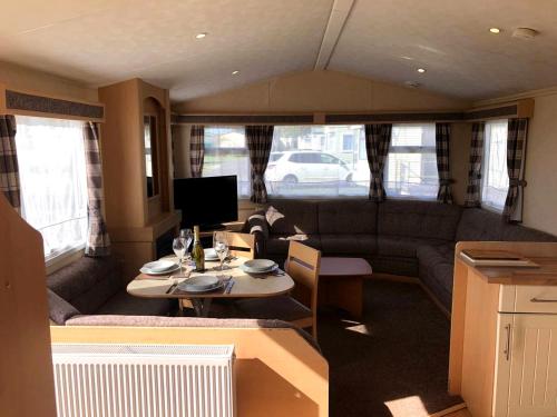 锡勒斯Hylton Park Silloth Caravan Holiday Homes的带沙发和桌子的客厅