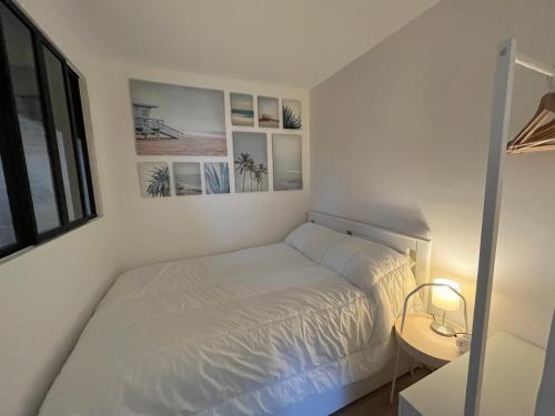 une petite chambre avec un lit et une table dans l'établissement Appartement entre la lagune et la mer avec piscine, direct plage, vue partielle mer, à Saint-Cyprien