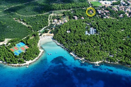 eine Luftansicht einer Insel mit einem gelben Kreis in der Unterkunft VILLA DARIA in Pakoštane