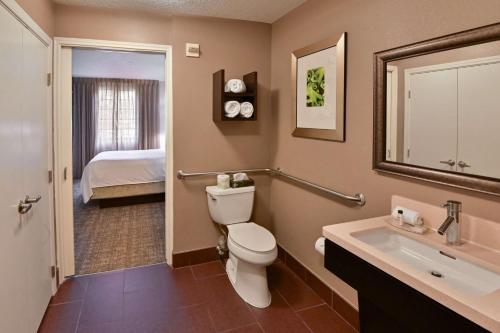 Ett badrum på Sonesta ES Suites Sunnyvale