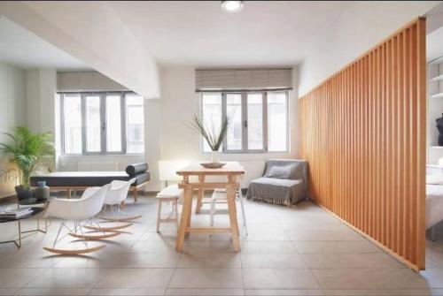 un soggiorno con divano, tavolo e sedie di Stylish living by Acropolis (Monastiraki 5) ad Atene