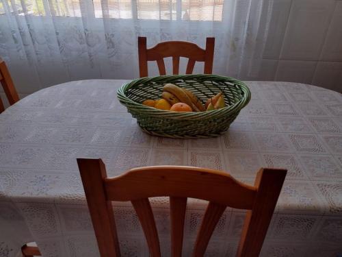 una cesta de fruta sobre una mesa en Apartamento en San Vicente de O Grove, en O Grove