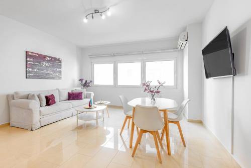 Central Luxurious Apartments Close to the Sea