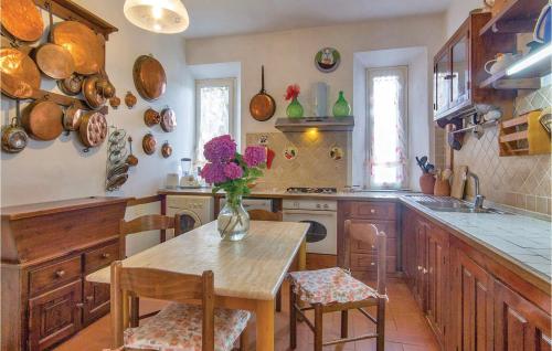 Cozy Home In Crespina Pi With Kitchen 주방 또는 간이 주방