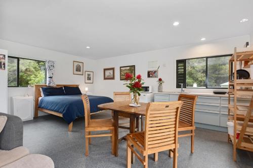 Ruang duduk di Totara Folly - Mangawhai Holiday Home