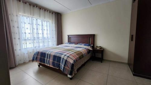 Una cama o camas en una habitación de LilyPark Lodge