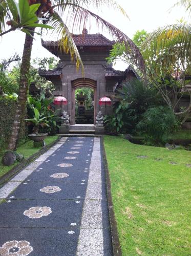 una pasarela que conduce a un edificio con puerta en Toko Toko Bungalows, en Ubud