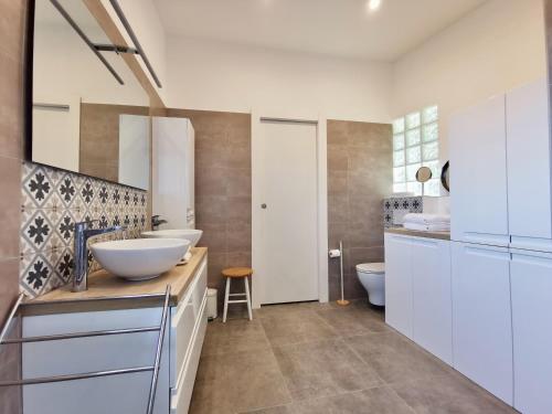 La salle de bains est pourvue de 2 lavabos et de 2 toilettes. dans l'établissement Le Mas rose by Booking Guys, à Nice