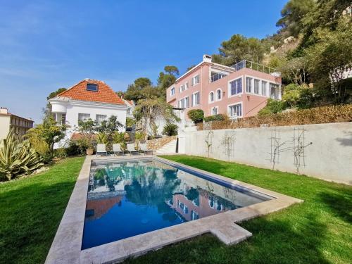 une piscine dans la cour d'une maison dans l'établissement Le Mas rose by Booking Guys, à Nice