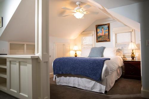 1 dormitorio con 1 cama y ventilador de techo en Dickson Street Bed & Breakfast, en Fayetteville