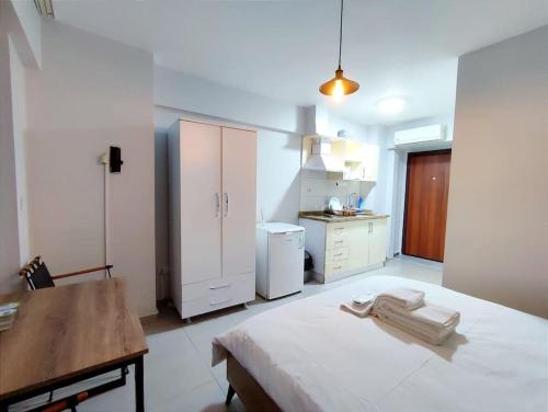 cocina con cama blanca grande en una habitación en Cozy big room with basement garden R1, en Estambul