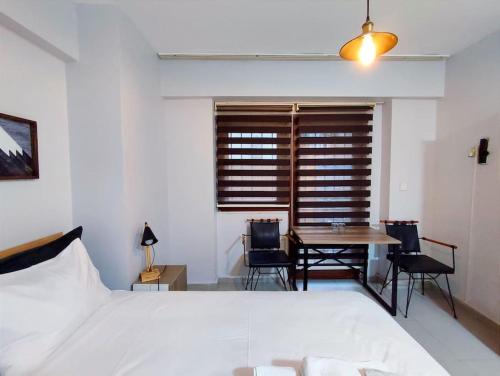 1 dormitorio con 1 cama, mesa y sillas en Cozy big room with basement garden R1, en Estambul