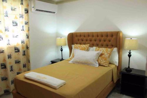 Ένα ή περισσότερα κρεβάτια σε δωμάτιο στο Fully Equipped New 2br Apt-dt2mins To The Beach