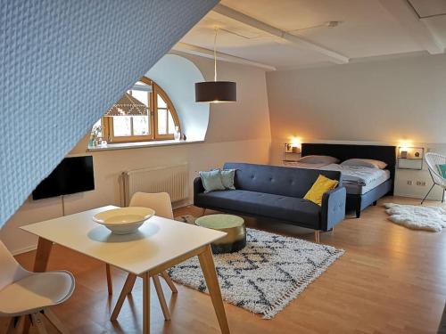 uma sala de estar com um sofá e uma mesa em Reethaus mit Meerblick- In 30 Sekunden am Strand em Boltenhagen