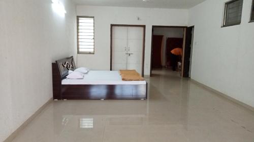 En eller flere senger på et rom på Swami Home Stay