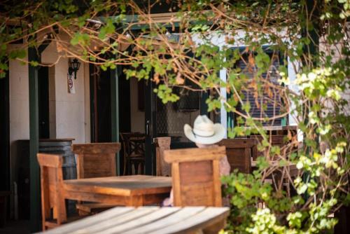 un grupo de mesas y sillas en un patio en Royal Hotel Mandurama, en Mandurama