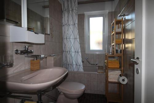 Et badeværelse på Casa Schilling 25 Zimmer Mit Balkon Nahe Spital, Uni