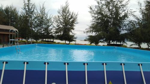 Piscina de la sau aproape de Sungai Rengit Hotel