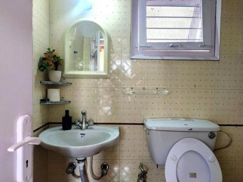 Bathroom sa Whistling Thrush Cottage, Bhimtal (2bhk)