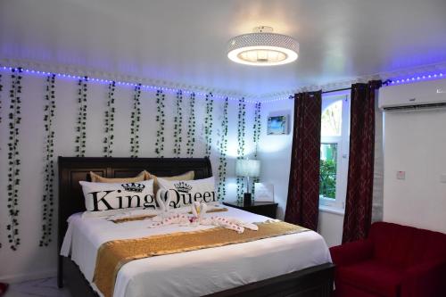 欧丘里欧Czar's Sanctuary- Apt B4 at Sandcastle的一间卧室配有一张特大号床和一张红色椅子