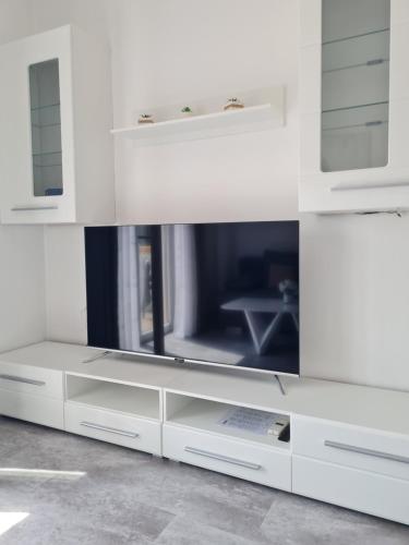 TV a/nebo společenská místnost v ubytování Charlene