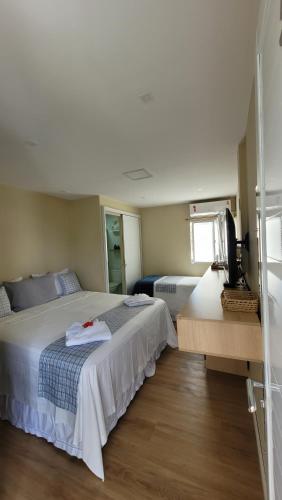 um quarto com uma grande cama branca num quarto em Flat Vista Mar Noronha em Fernando de Noronha