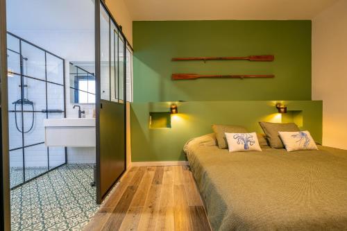 Un pat sau paturi într-o cameră la CAN MARTINEZ Calella Beach Boutique Apartment