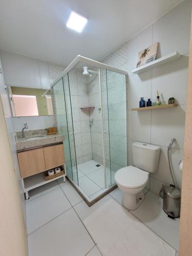 uma casa de banho com um chuveiro, um WC e um lavatório. em Flat Vista Mar Noronha em Fernando de Noronha