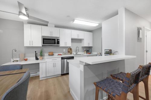Kuchyň nebo kuchyňský kout v ubytování Cute Delightfully Remodeled Spacious Condo condo