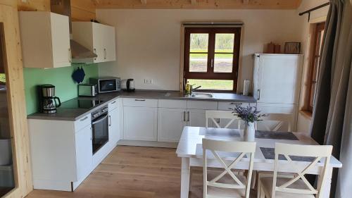 Η κουζίνα ή μικρή κουζίνα στο Ökologisches Holzblock-Ferienhaus Lauterdörfle 150 - Baujahr 2022 - mit gratis AlbCard