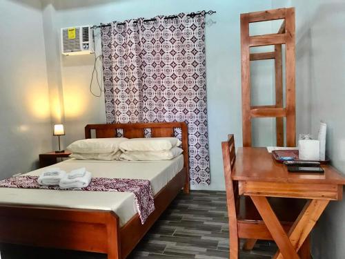 Een bed of bedden in een kamer bij RedDoorz at Gracia's Calzada Inn Camiguin