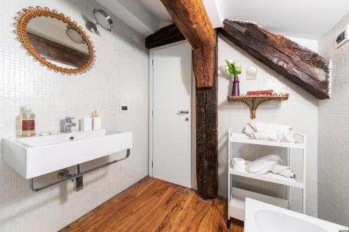 Ένα μπάνιο στο GetTheKey Pavaglione Apartment