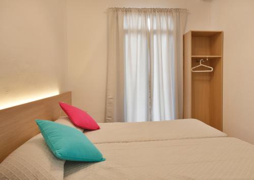 2 almohadas sentadas en una cama en un dormitorio en Apartaments Olivier Barcelona, en Barcelona